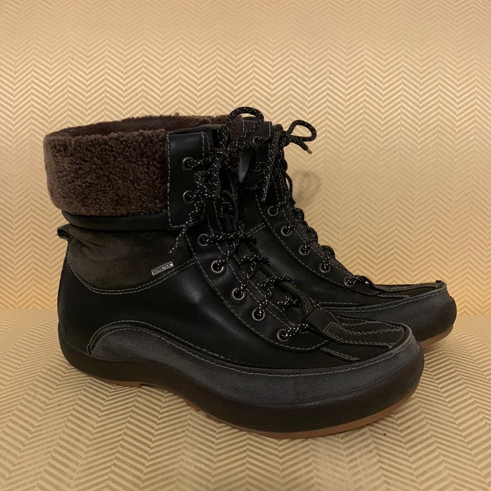 VGUC Ecco shearling ankle boots